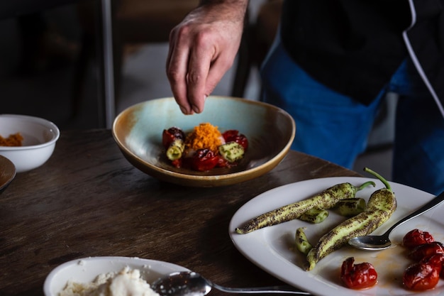 Kucharz przygotowujący potrawę